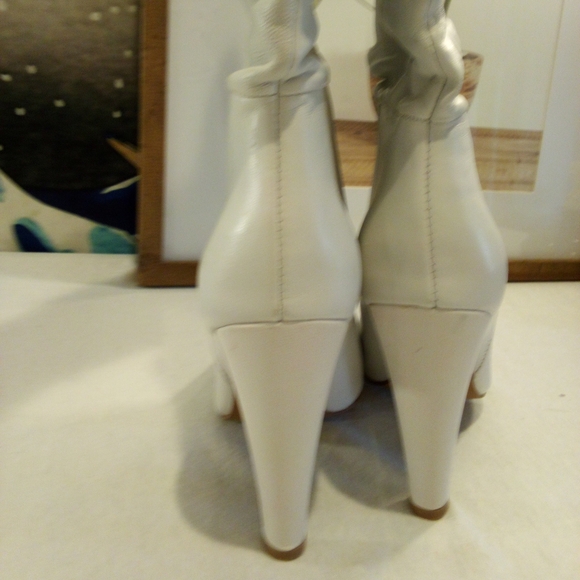 SALE!!! Steve Madden "Carrie" White Leather Boots - Picture 5 of 9